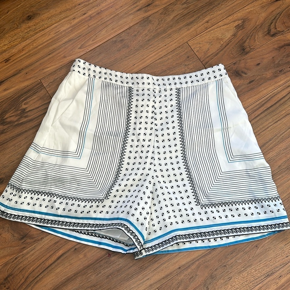 Witchery, 12 100% poly lined paisley shorts with pockets and zip up side silky